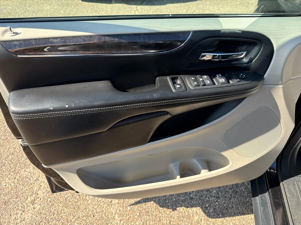 Chrysler Town & Country 4dr Wgn Touring-L 2012