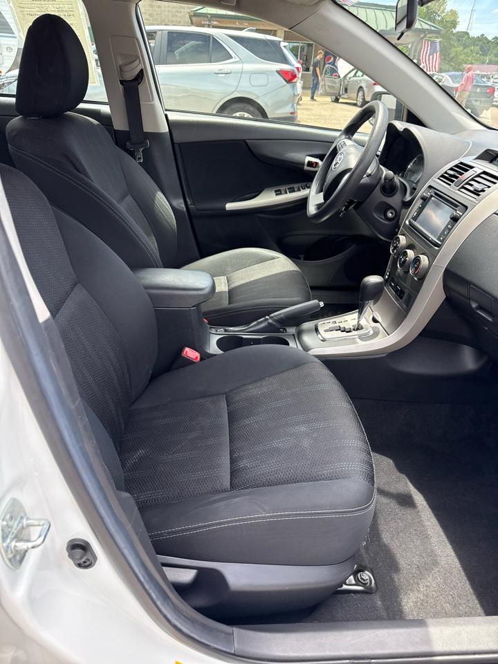 Toyota Corolla 4dr Sdn Auto LE Special Edition (Natl) 2013