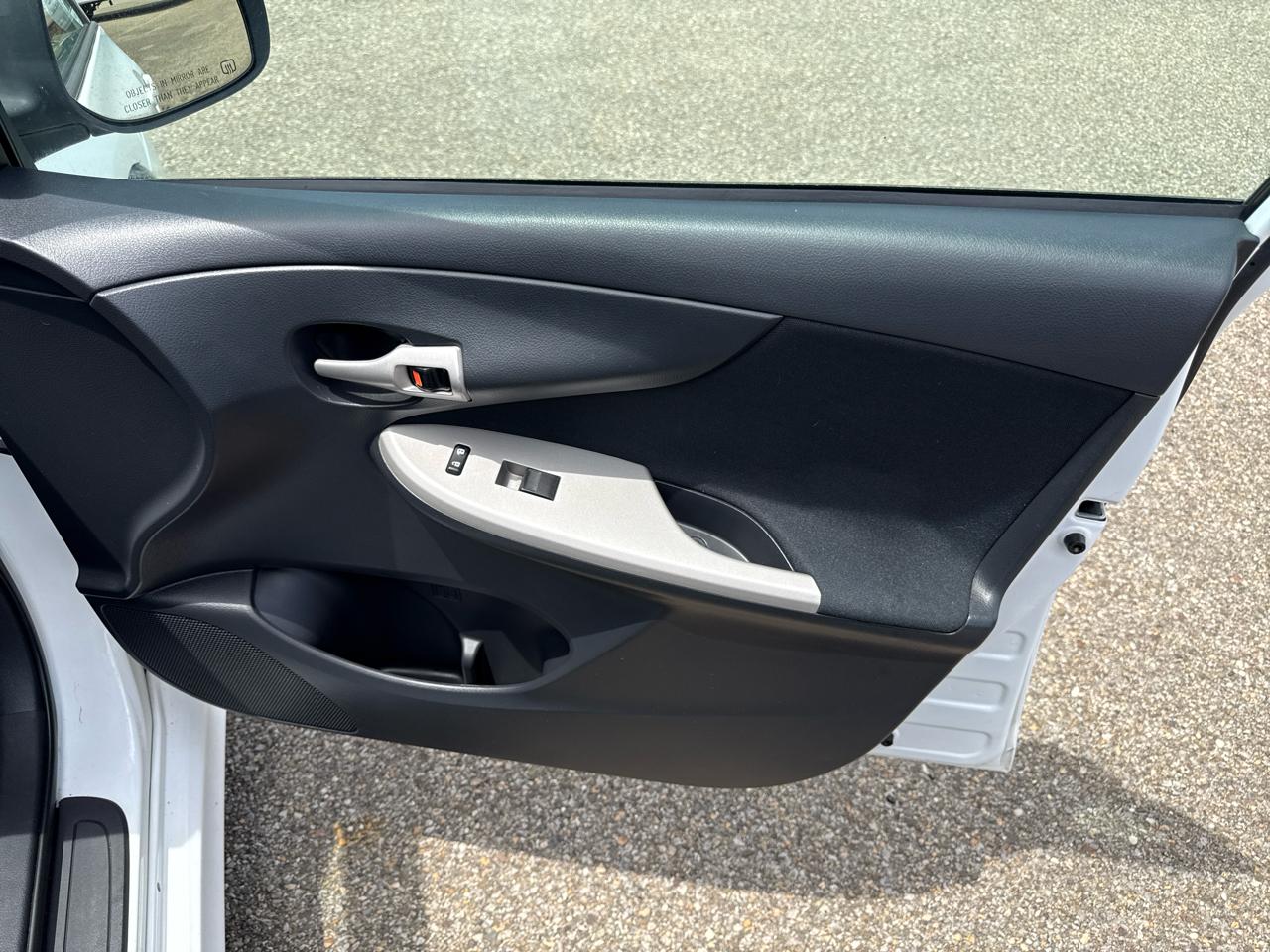 Toyota Corolla 4dr Sdn Auto LE Special Edition (Natl) 2013