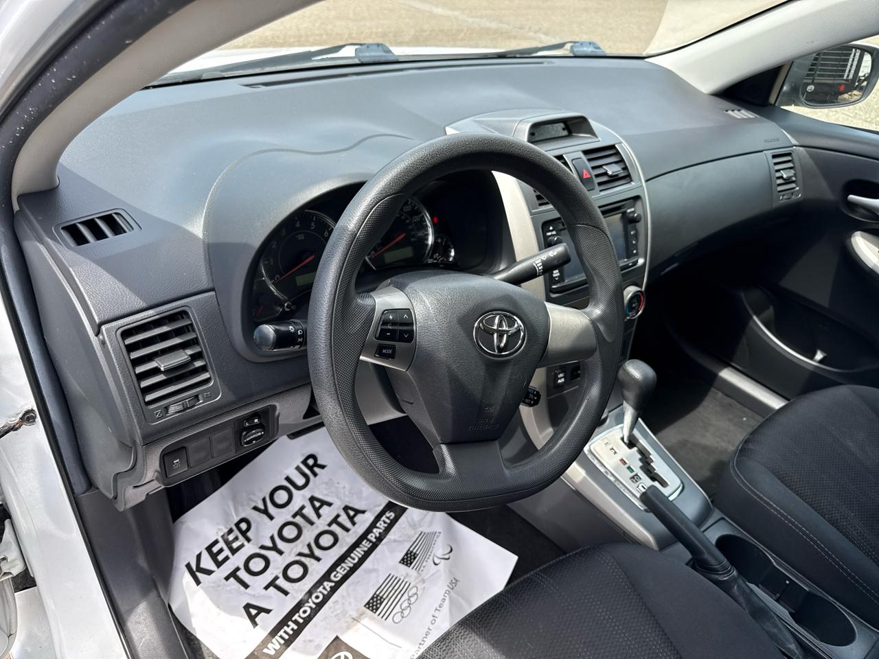 Toyota Corolla 4dr Sdn Auto LE Special Edition (Natl) 2013