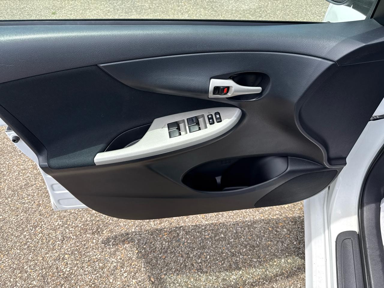 Toyota Corolla 4dr Sdn Auto LE Special Edition (Natl) 2013