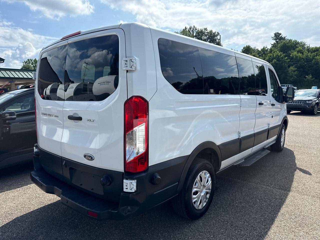 Ford Transit Wagon T-350 148" Low Roof XLT Swing-Out RH Dr 2015