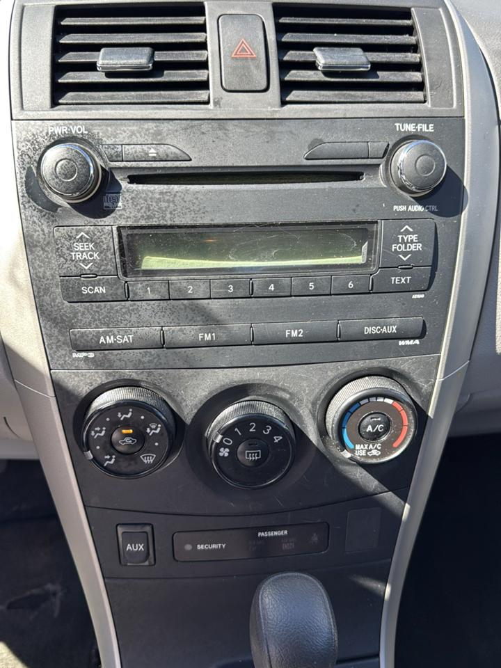 Toyota Corolla 4dr Sdn Man (Natl) 2010