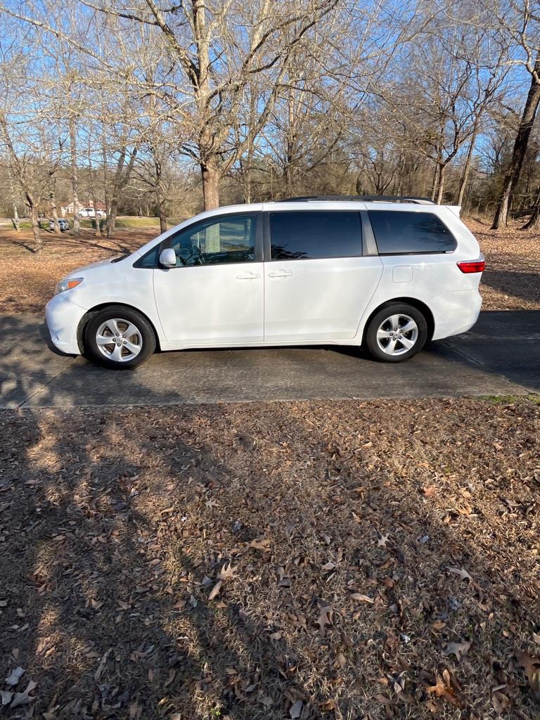 Toyota Sienna LE 8-Passenger 2017