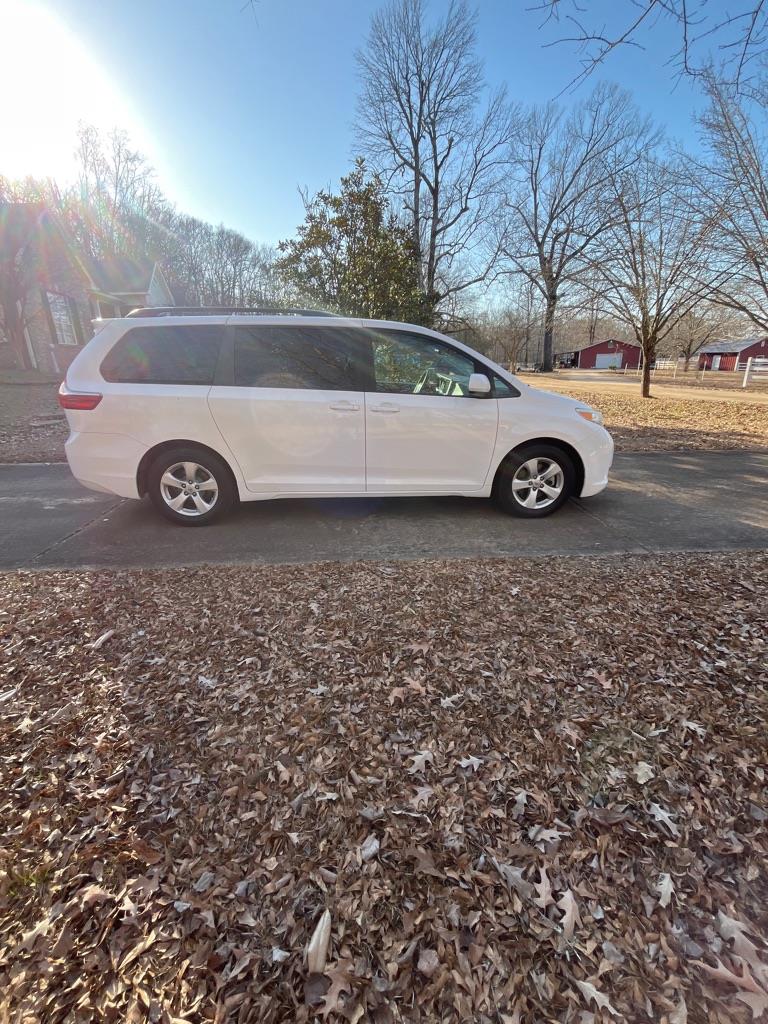Toyota Sienna LE 8-Passenger 2017