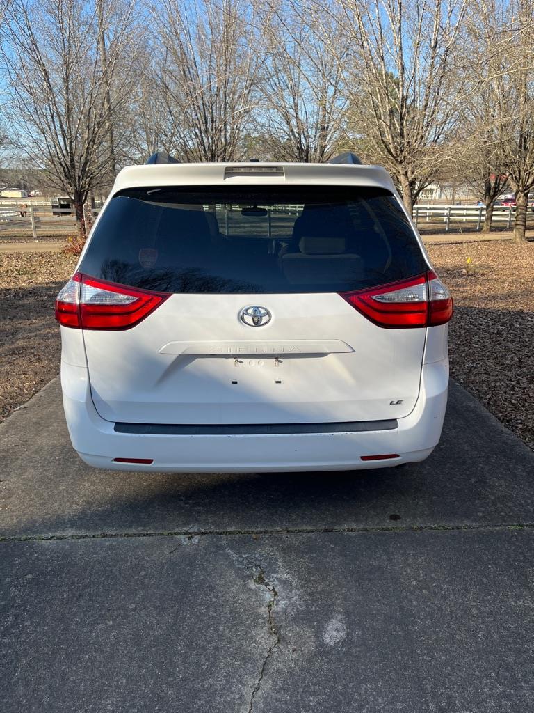 Toyota Sienna LE 8-Passenger 2017
