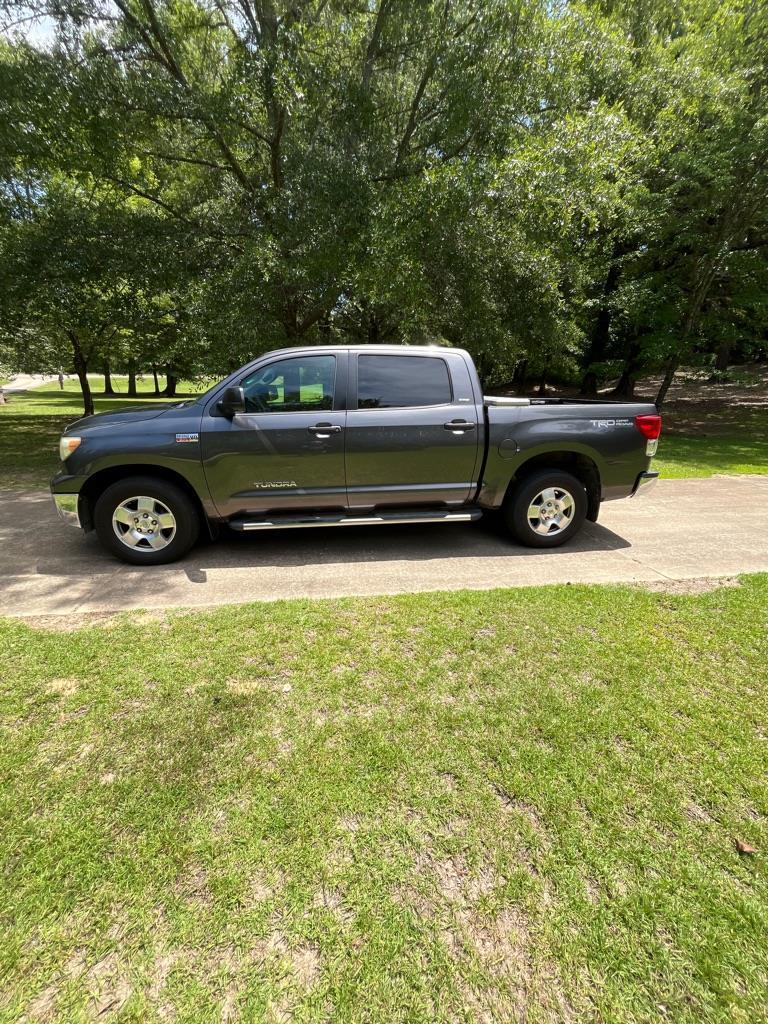 Toyota Tundra Tundra-Grade CrewMax 5.7L 2WD 2011