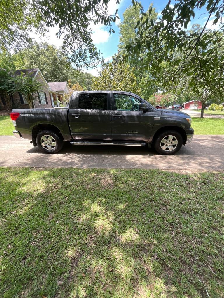 Toyota Tundra Tundra-Grade CrewMax 5.7L 2WD 2011