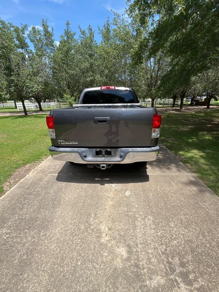 Toyota Tundra Tundra-Grade CrewMax 5.7L 2WD 2011