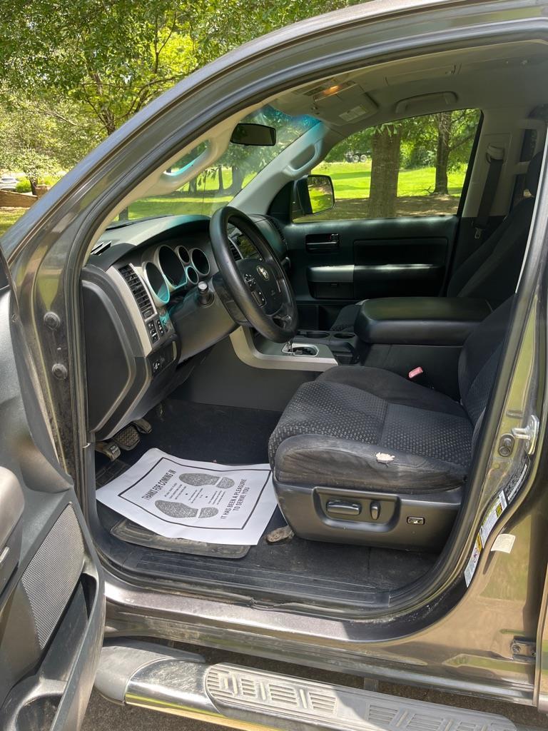 Toyota Tundra Tundra-Grade CrewMax 5.7L 2WD 2011