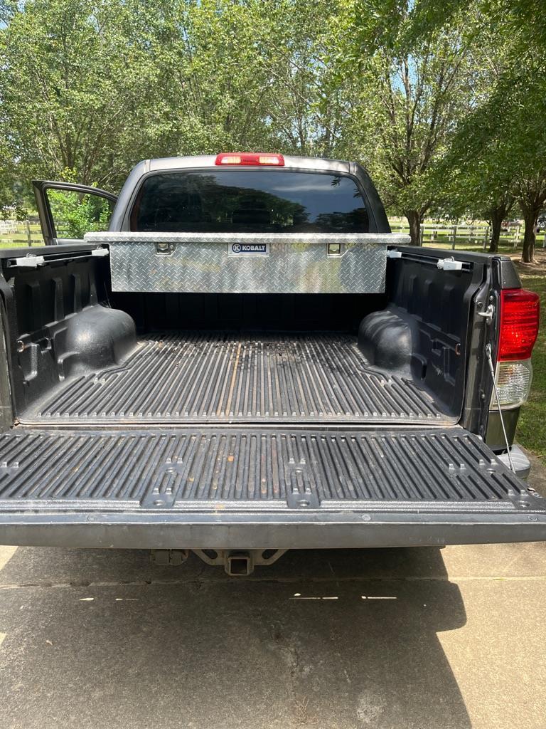 Toyota Tundra Tundra-Grade CrewMax 5.7L 2WD 2011