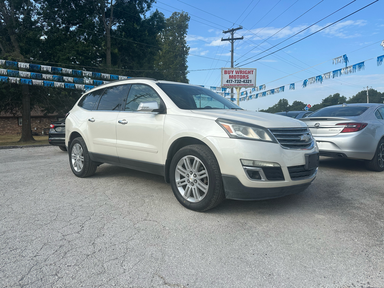 2013 Chevrolet Traverse 1LT photo 2