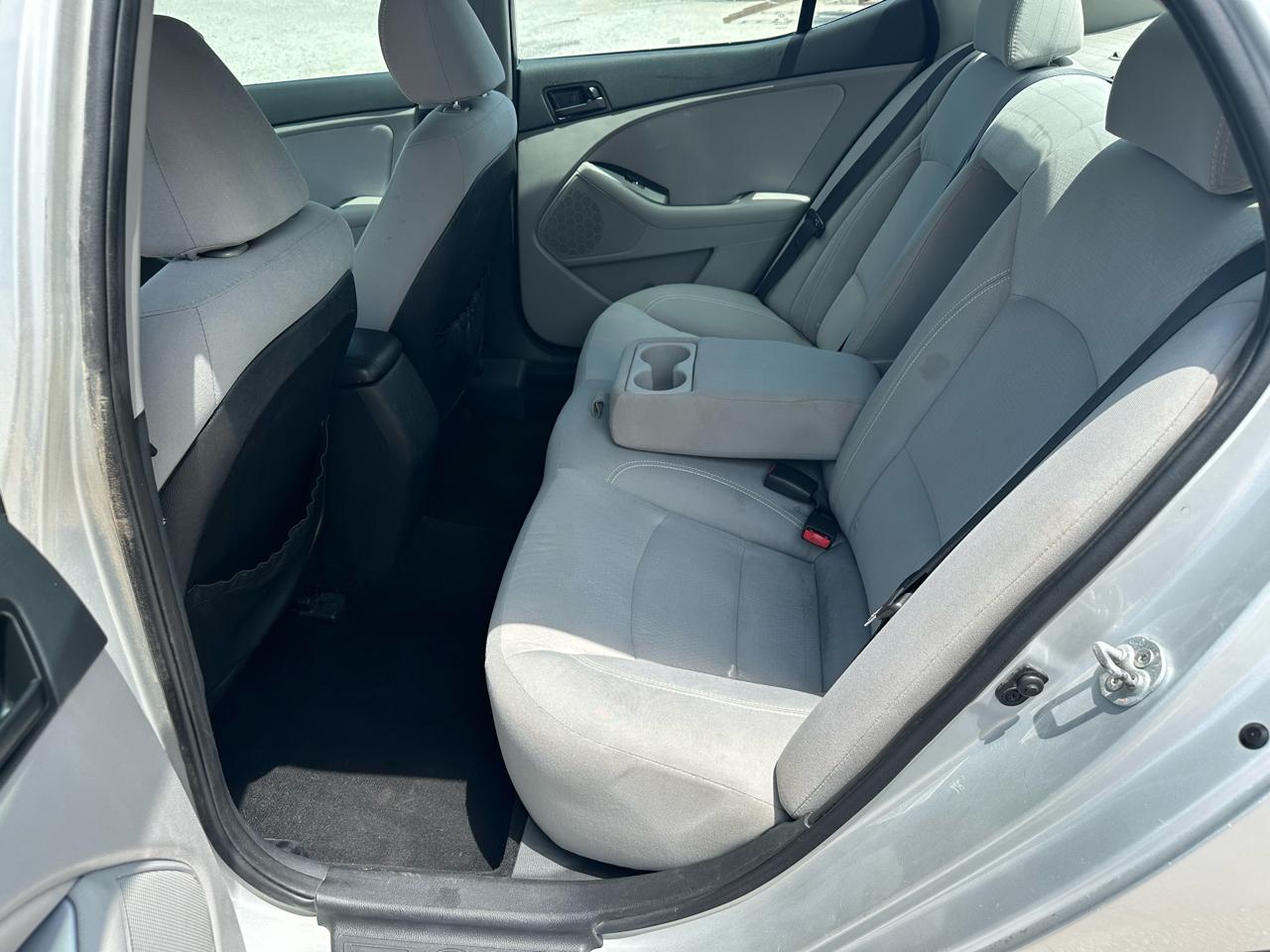 Kia Optima LX MT 2012