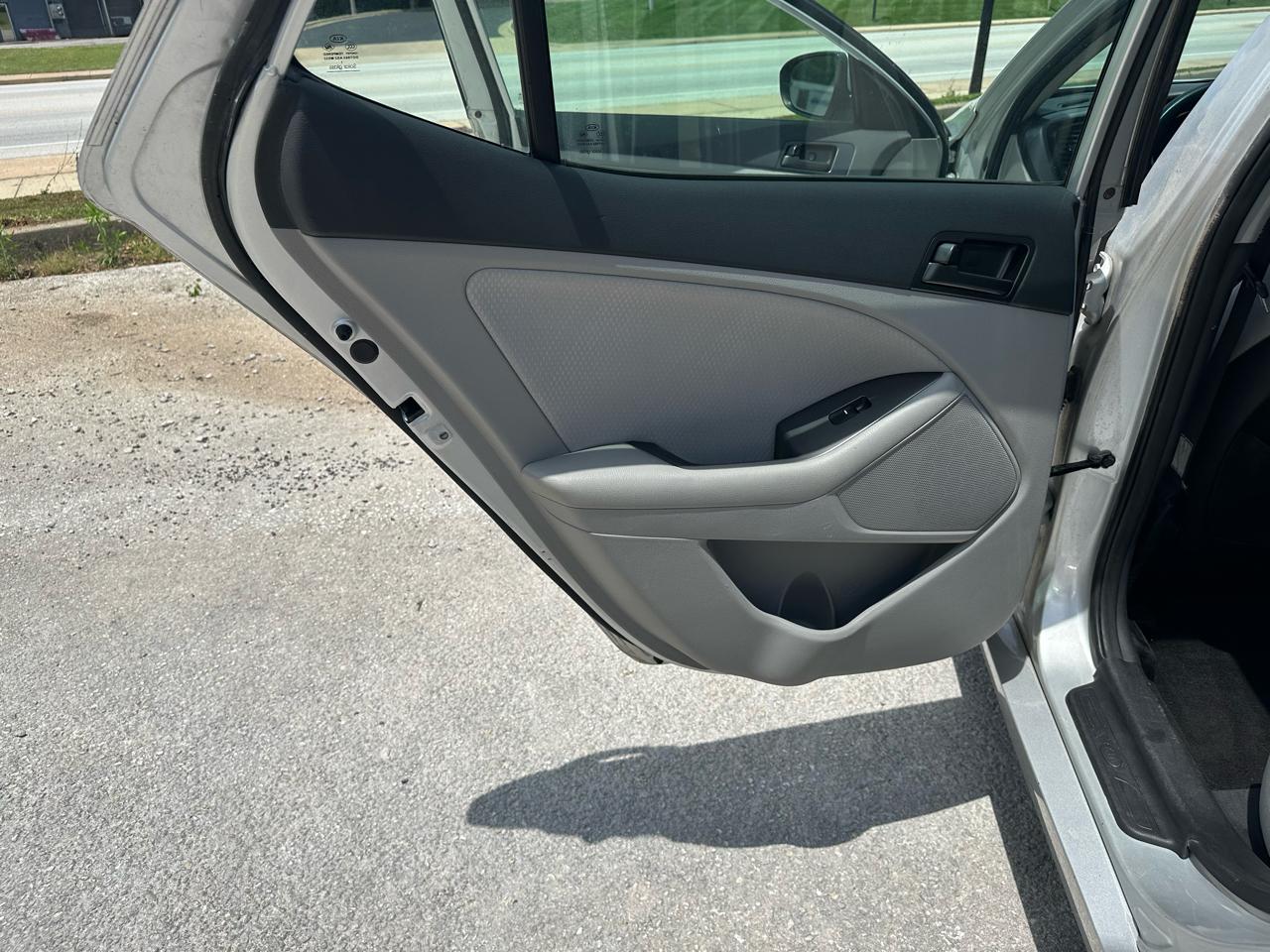 Kia Optima LX MT 2012