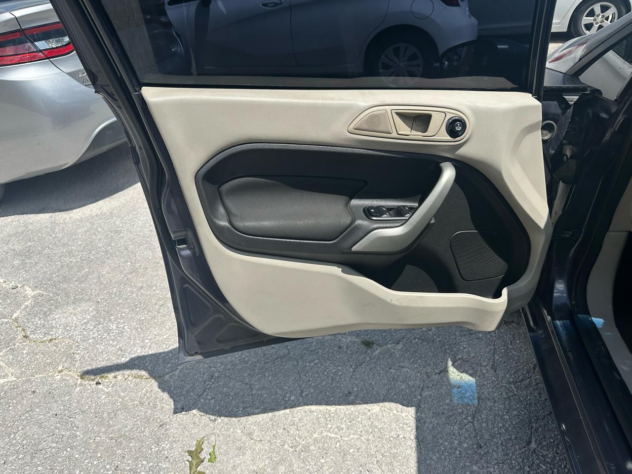 Ford Fiesta SE Sedan 2012
