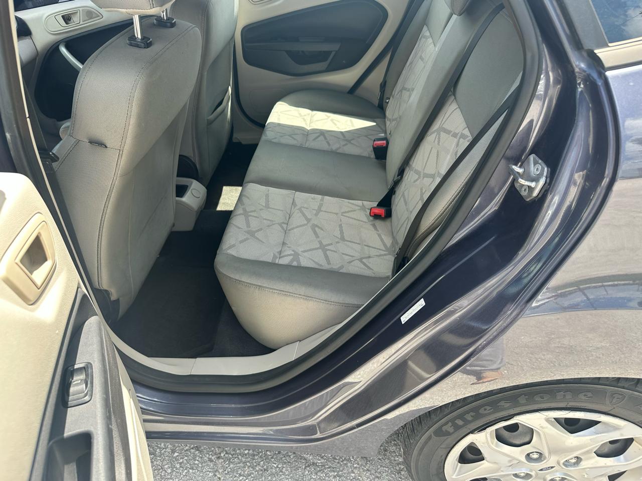 Ford Fiesta SE Sedan 2012