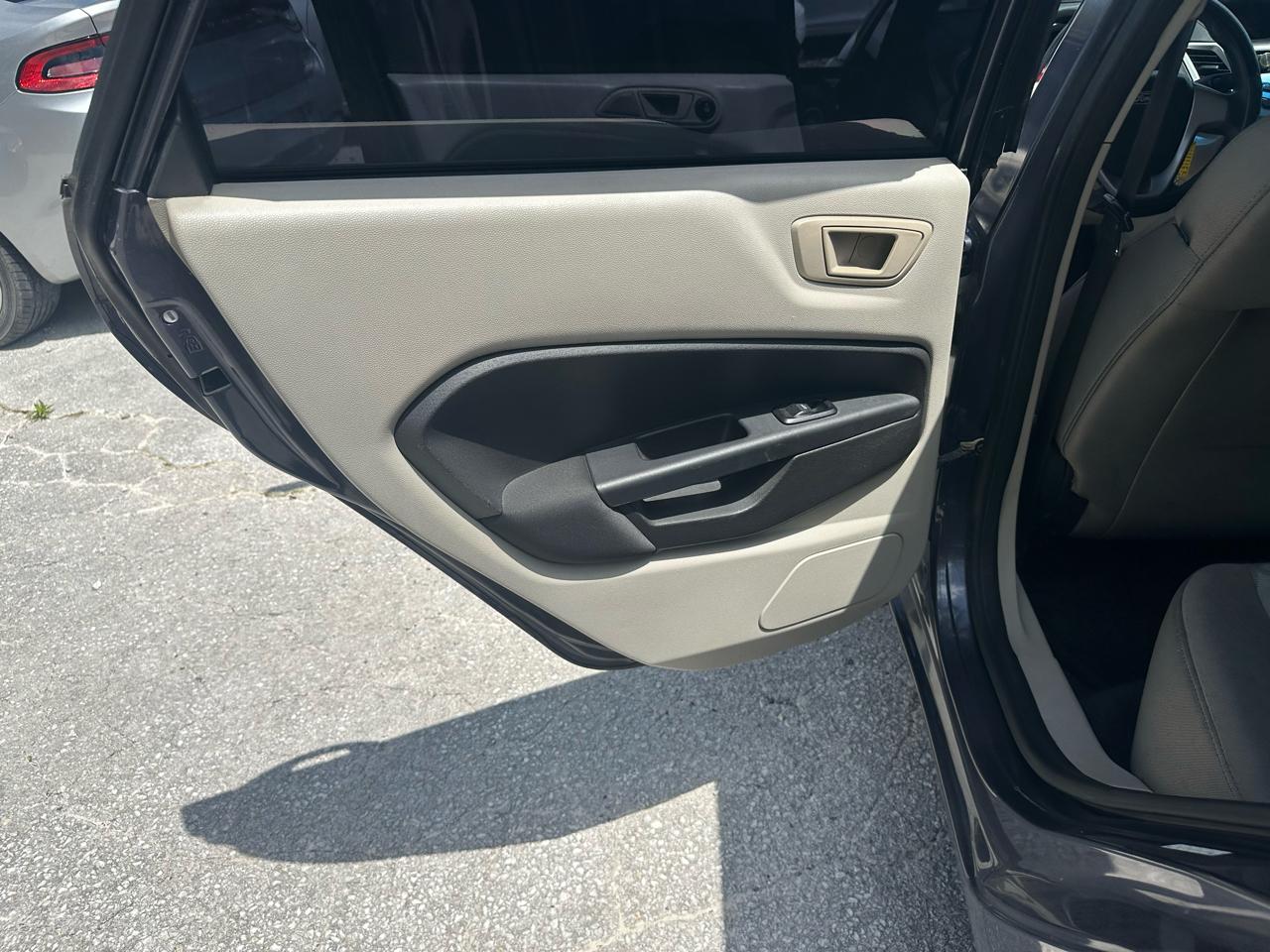 Ford Fiesta SE Sedan 2012