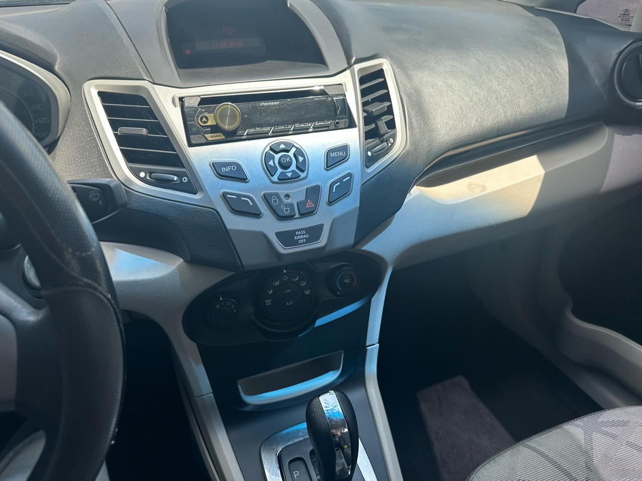 Ford Fiesta SE Sedan 2012