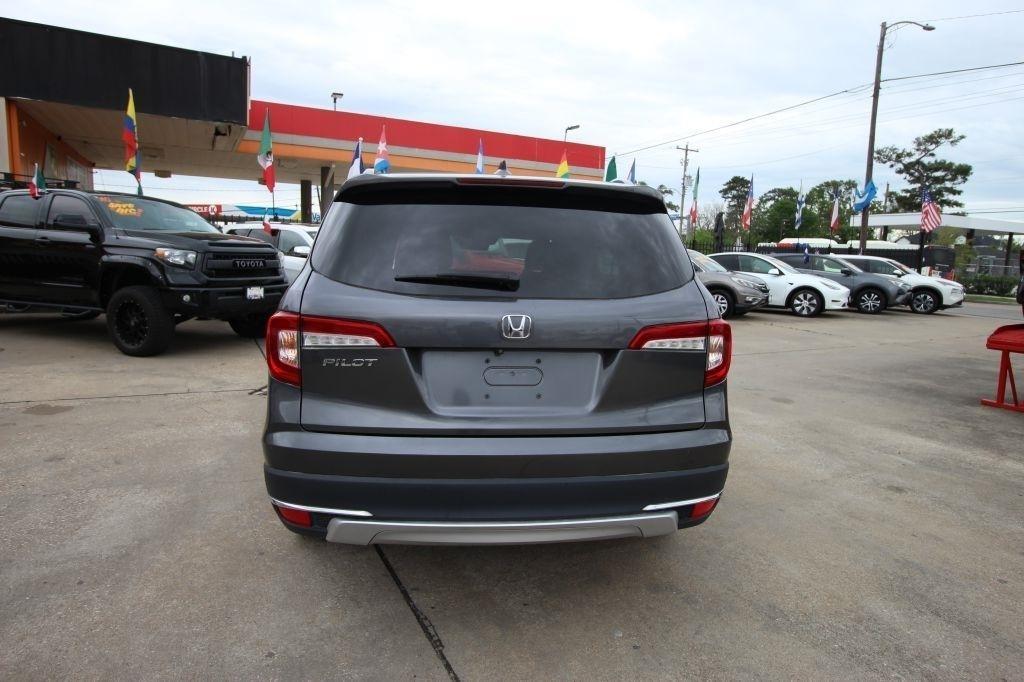 Honda Pilot Touring w/Rear Captain's Chairs 2019