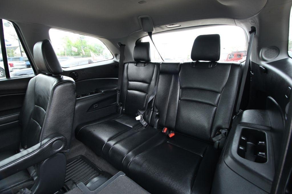Honda Pilot Touring w/Rear Captain's Chairs 2019