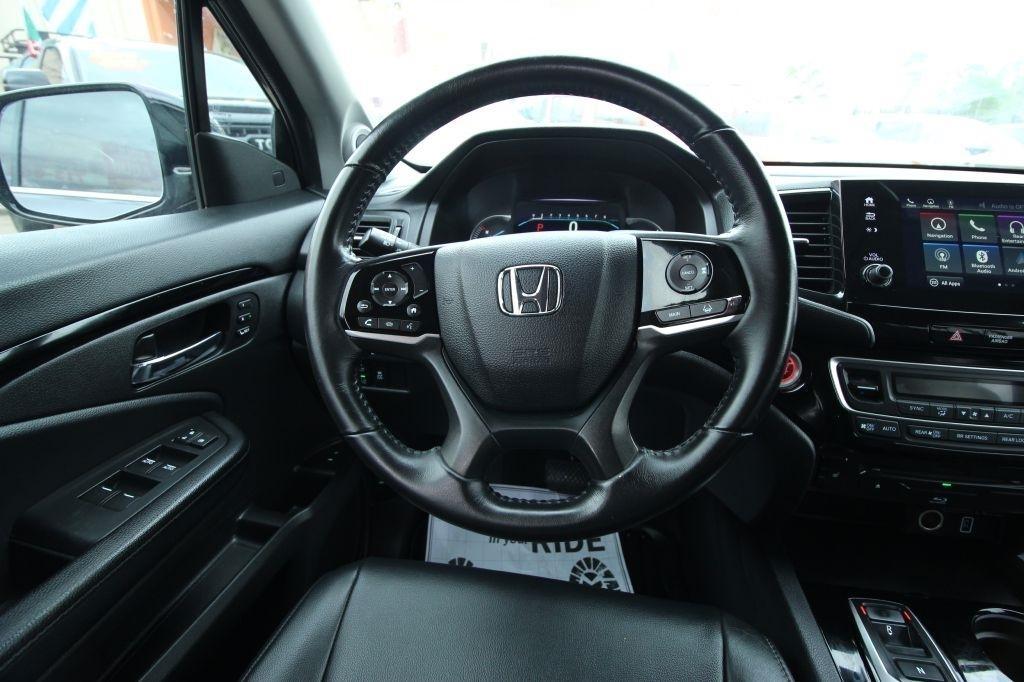 Honda Pilot Touring w/Rear Captain's Chairs 2019