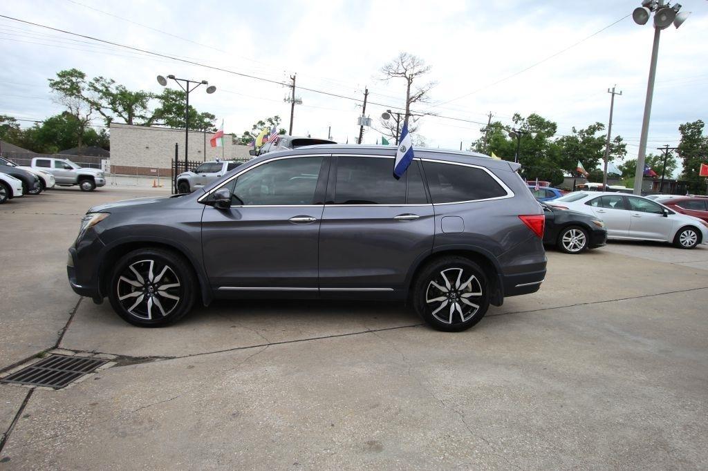 Honda Pilot Touring w/Rear Captain's Chairs 2019
