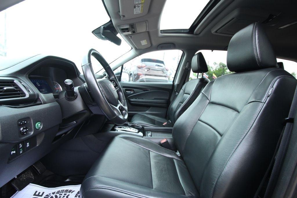 Honda Pilot Touring w/Rear Captain's Chairs 2019