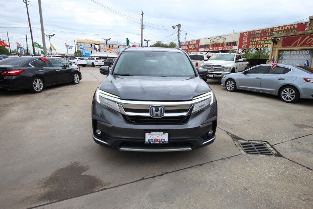 Honda Pilot Touring w/Rear Captain's Chairs 2019