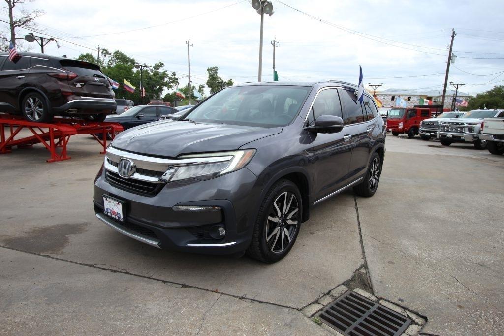 Honda Pilot Touring w/Rear Captain's Chairs 2019