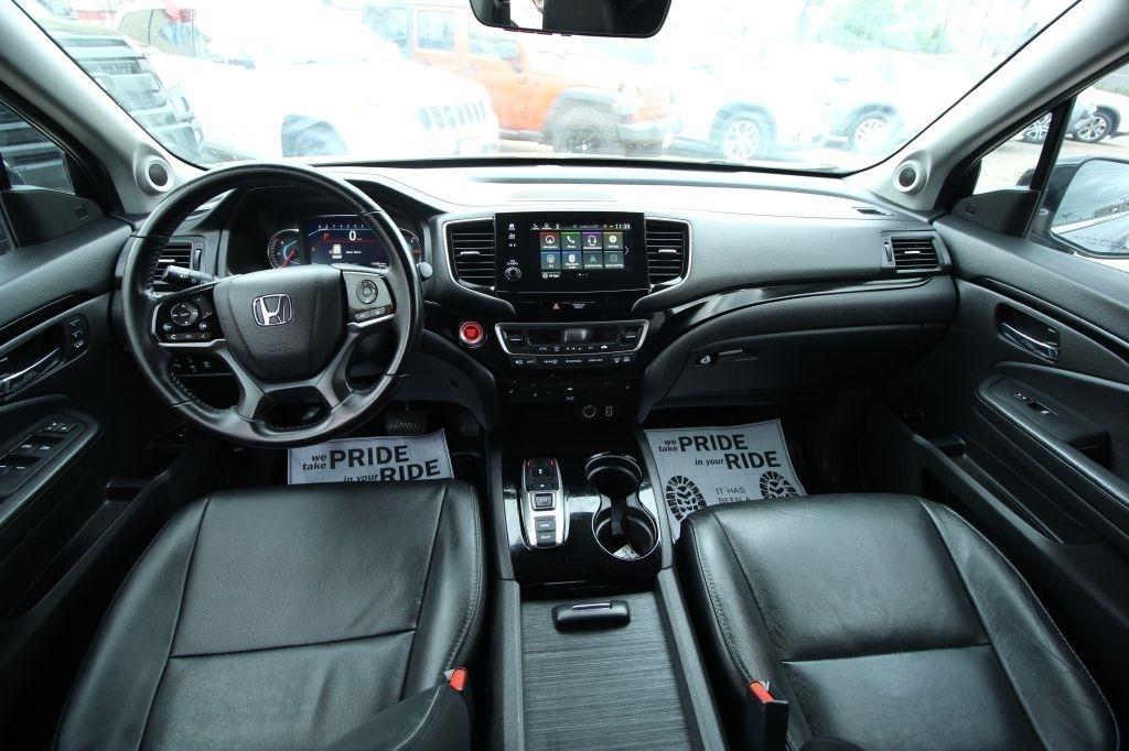 Honda Pilot Touring w/Rear Captain's Chairs 2019