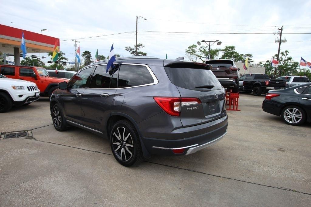 Honda Pilot Touring w/Rear Captain's Chairs 2019