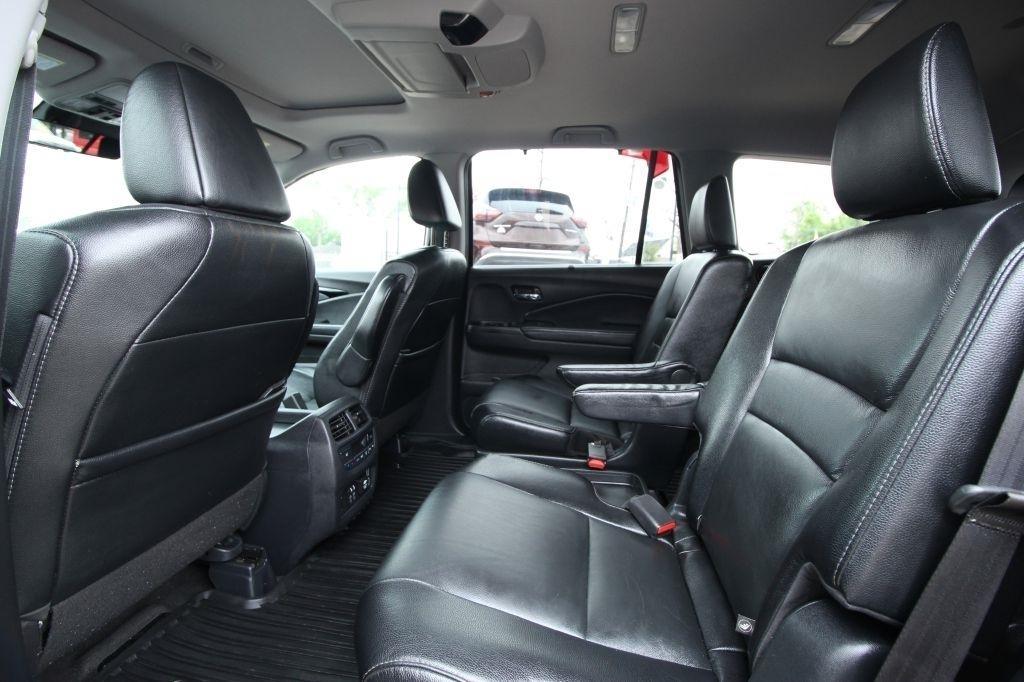 Honda Pilot Touring w/Rear Captain's Chairs 2019