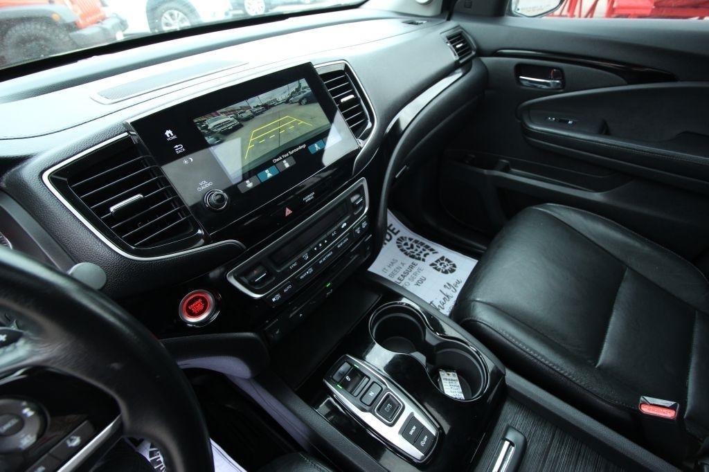 Honda Pilot Touring w/Rear Captain's Chairs 2019