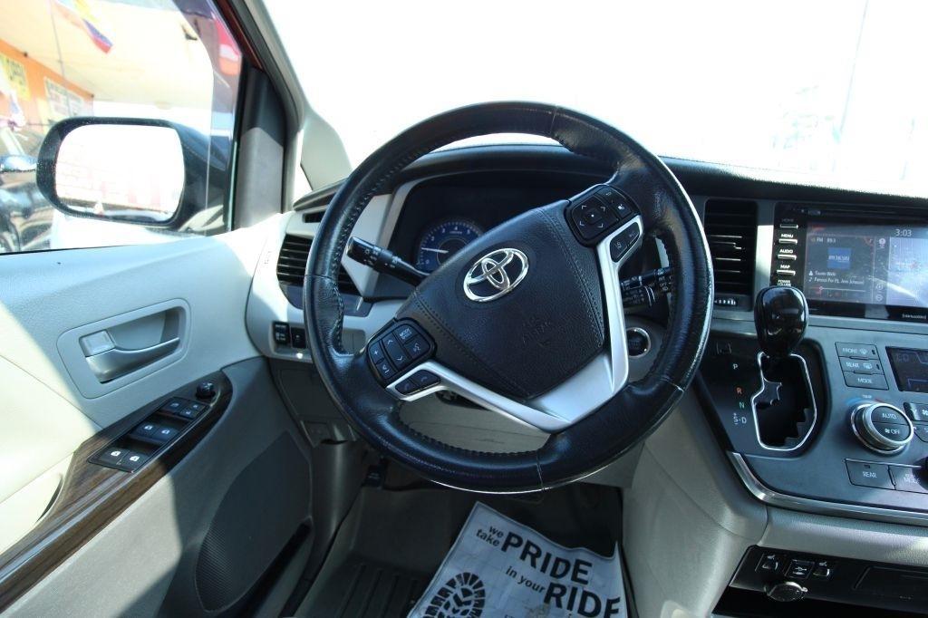 Toyota Sienna Limited Premium 7-Passenger 2019