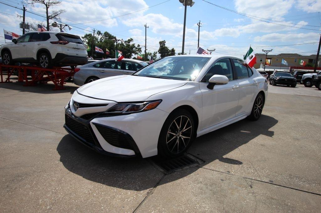Toyota Camry SE 2023