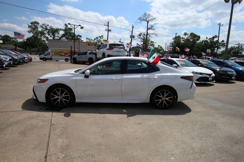 Toyota Camry SE 2023