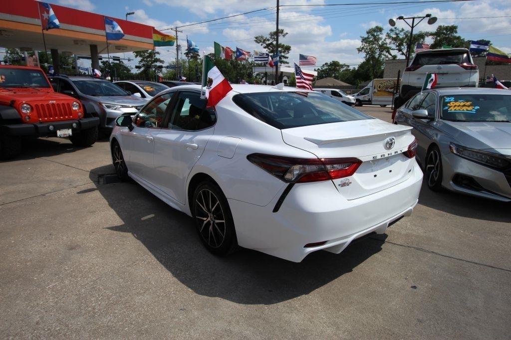 Toyota Camry SE 2023