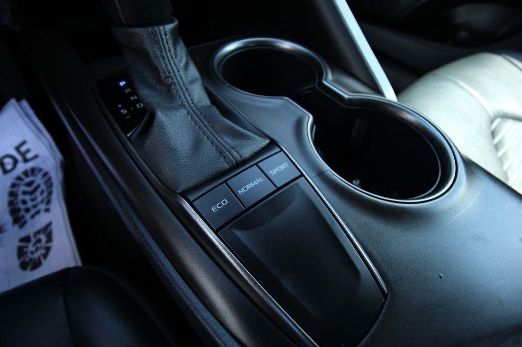 Toyota Camry SE 2023