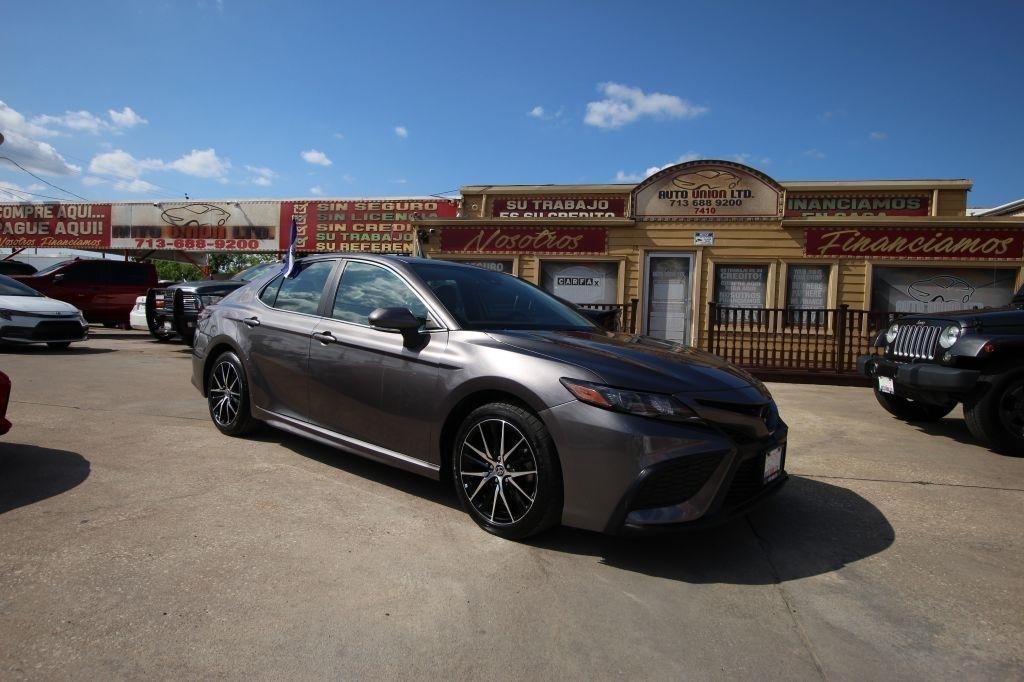 Toyota Camry SE 2022
