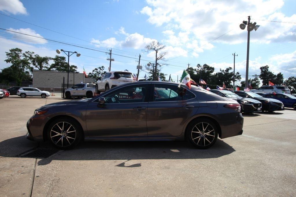 Toyota Camry SE 2022