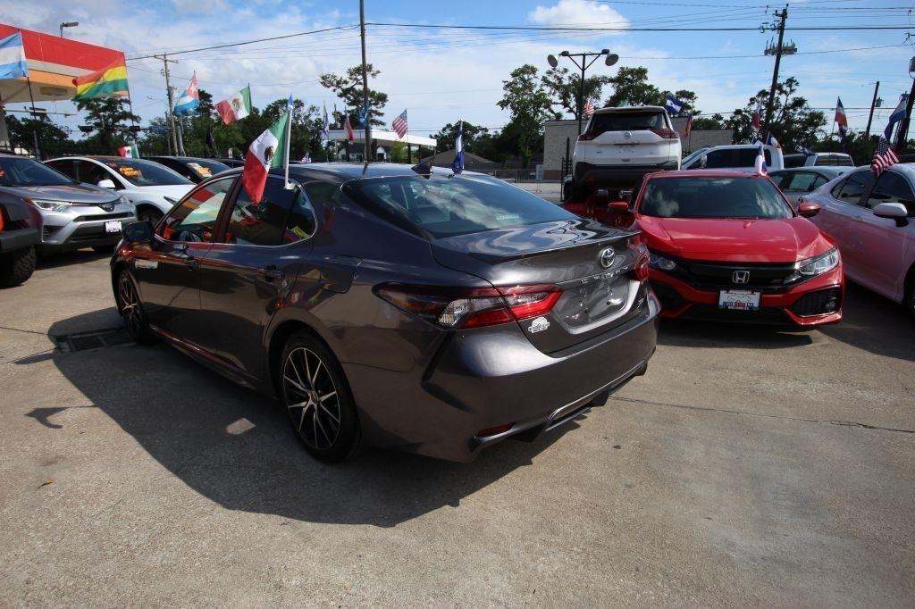 Toyota Camry SE 2022