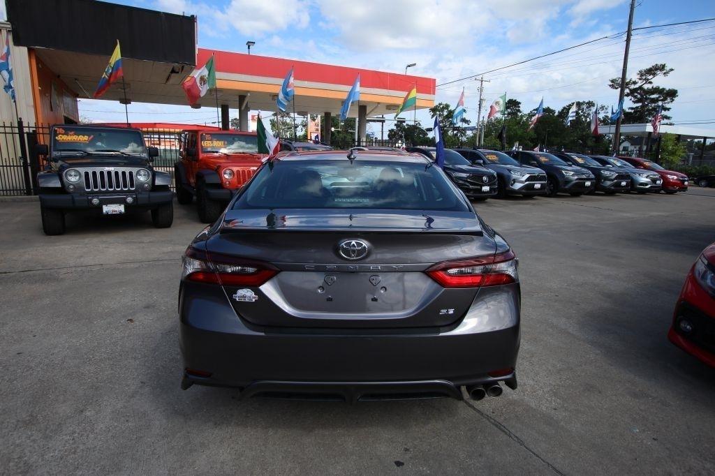 Toyota Camry SE 2022