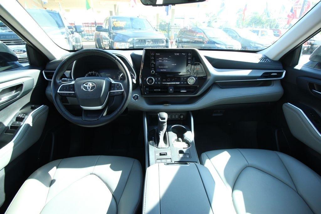 Toyota Highlander XLE AWD V6 2022