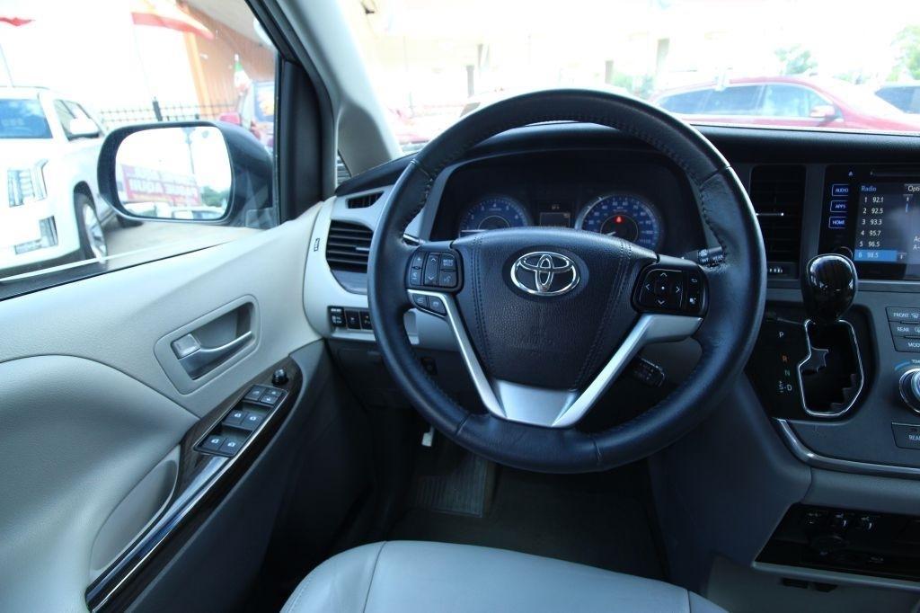 Toyota Sienna Limited Premium 7-Passenger 2017