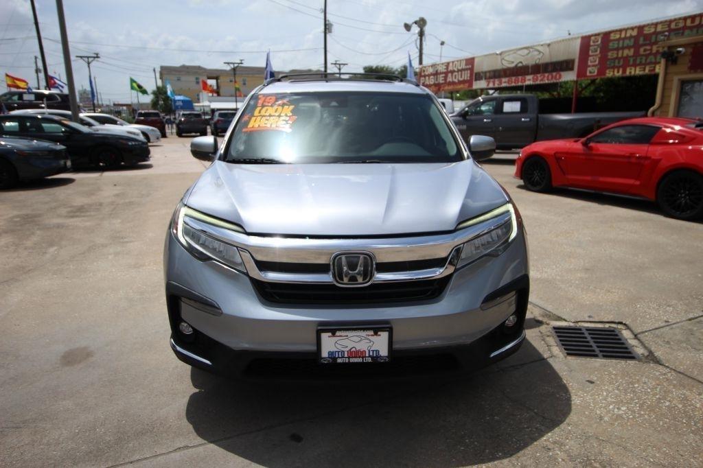 Honda Pilot Touring w/Rear Captain's Chairs 2019