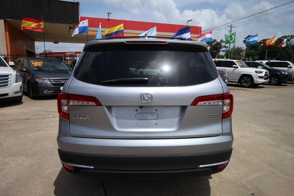 Honda Pilot Touring w/Rear Captain's Chairs 2019