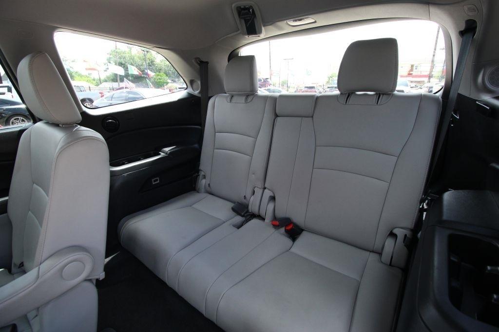 Honda Pilot Touring w/Rear Captain's Chairs 2019