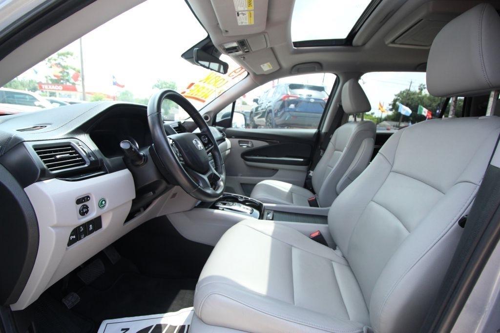 Honda Pilot Touring w/Rear Captain's Chairs 2019