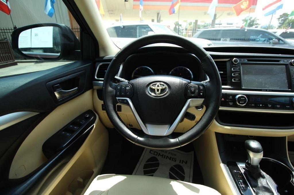 Toyota Highlander XLE FWD V6 2015