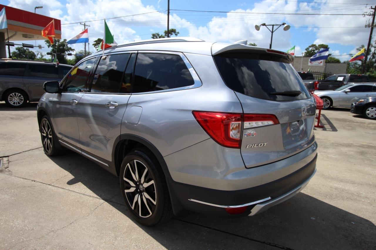 Honda Pilot Touring w/Rear Captain's Chairs AWD 2020